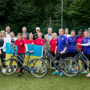 Die Ukrainerinnen vom FK Krywbas haben am 8. Juni 2022 Fahrräder vom 1. FC Köln und der ZEG erhalten.