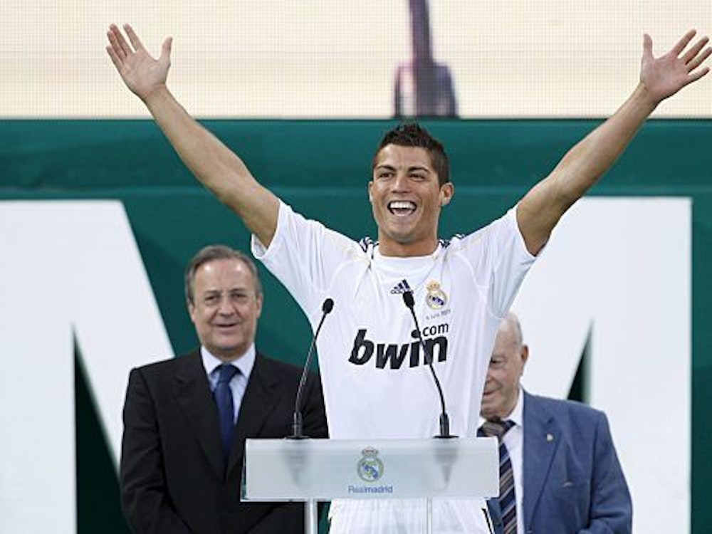 Ronaldo hält zur Begrüßung jubelnd eine Rede im Bernabeu.