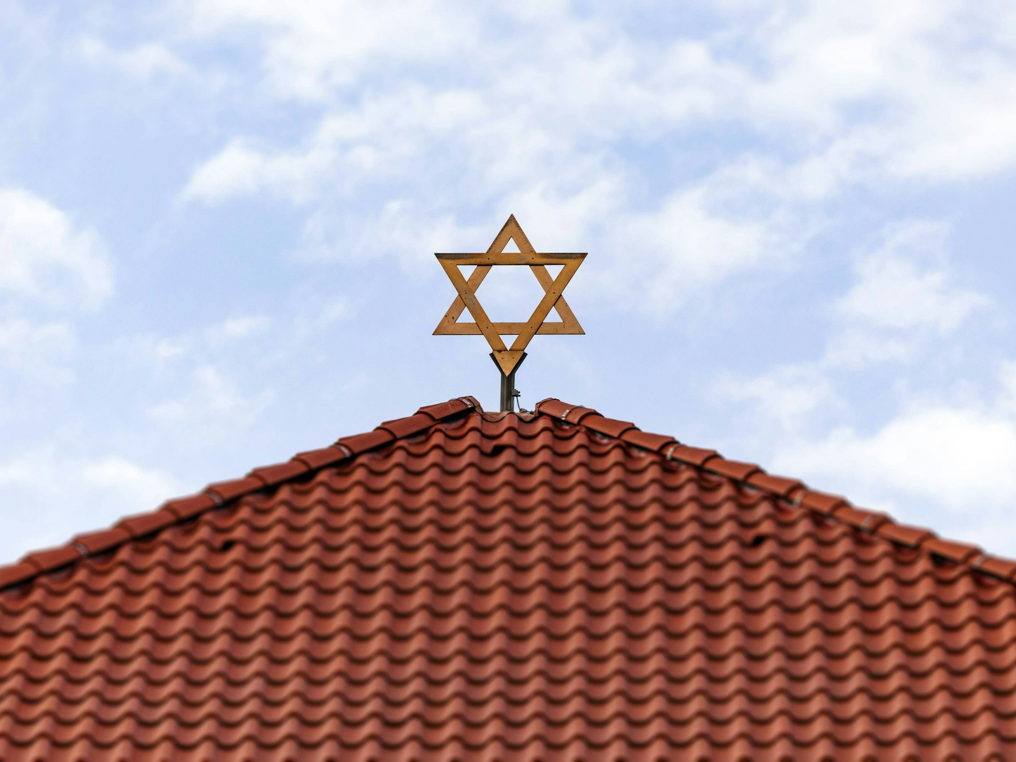 Ein Davidstern auf dem Dach eines Gebäudes des jüdischen Friedhofs in Köln-Vogelsang.