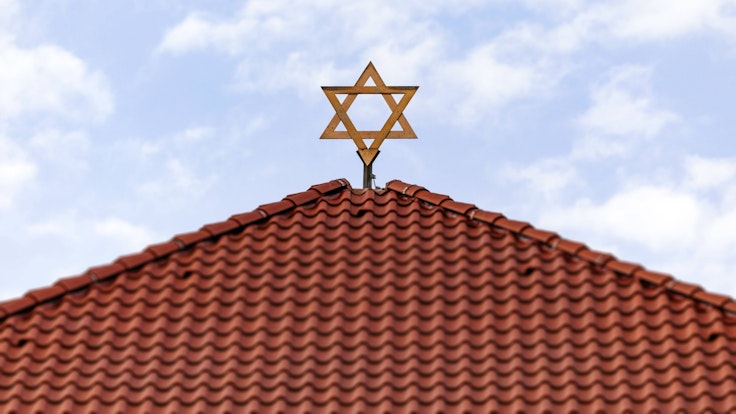Ein Davidstern auf dem Dach eines Gebäudes des jüdischen Friedhofs in Köln-Vogelsang.