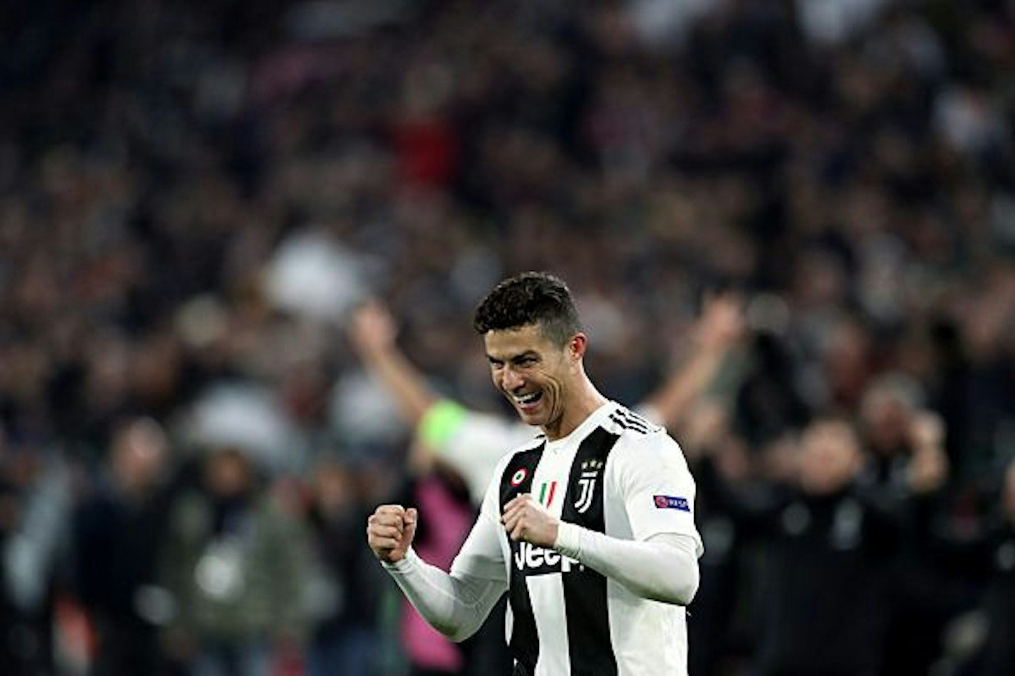 Ronaldo jubelt lächelnd und mit geballten Fäusten im Trikot von Juventus Turin