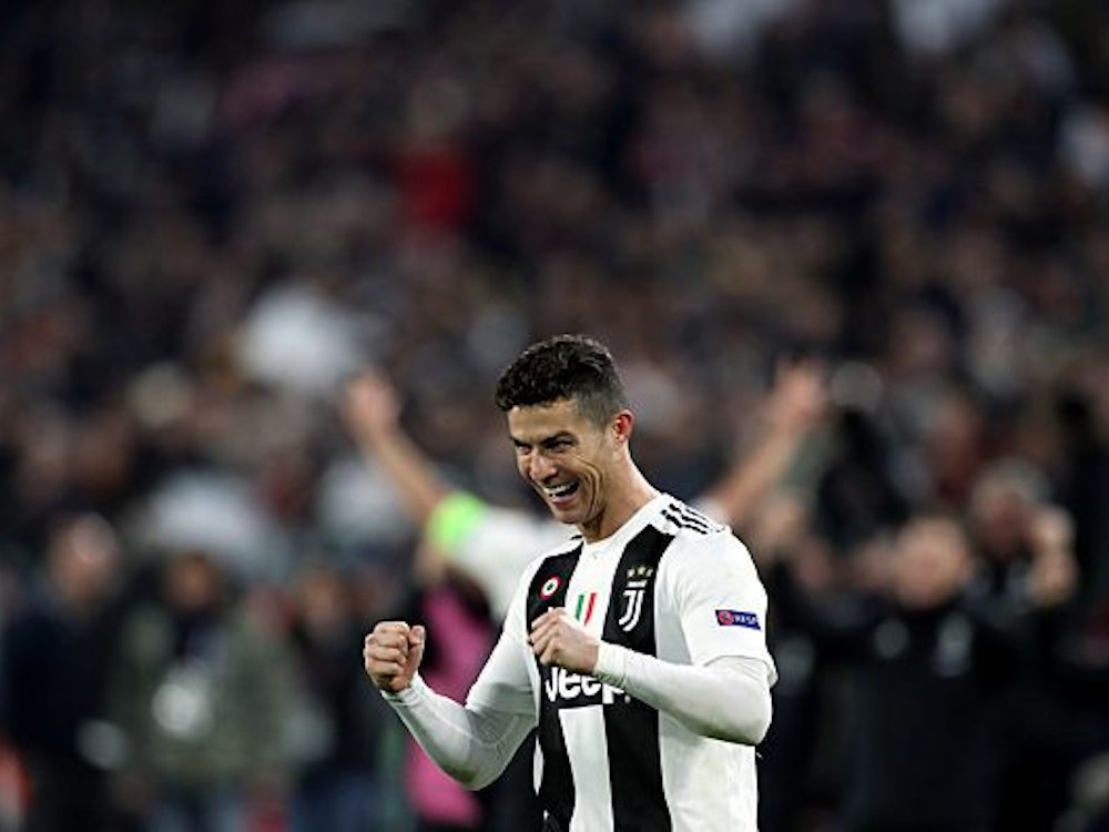 Ronaldo jubelt lächelnd und mit geballten Fäusten im Trikot von Juventus Turin
