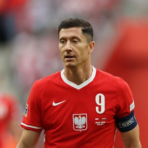 Star-Stürmer Robert Lewandowski im Dress der polnischen Nationalmannschaft blickt auf das Spielgeschehen bei der Partie gegen Wales.