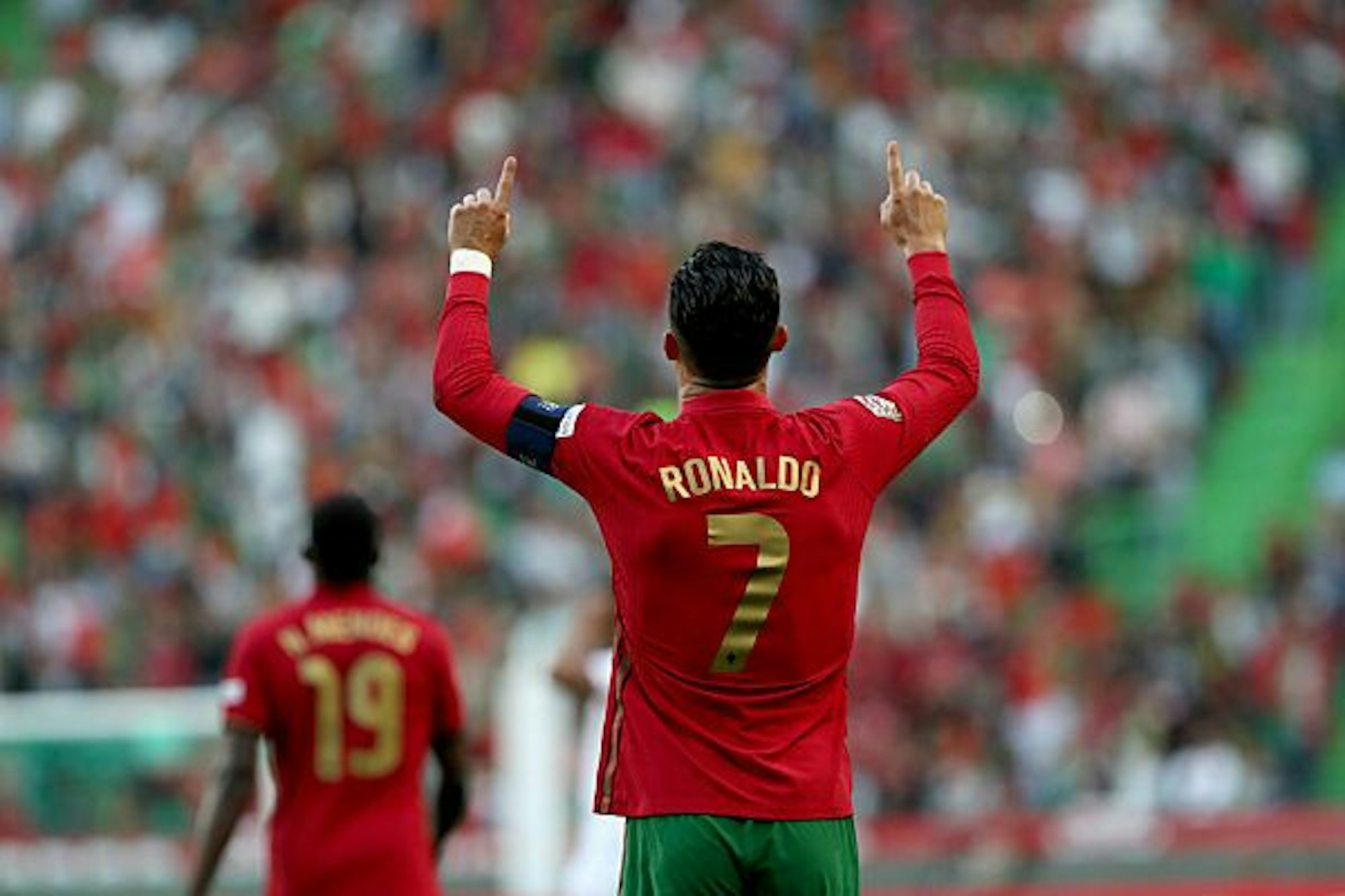 Cristiano Ronaldo jubelt in Richtung des Himmels.