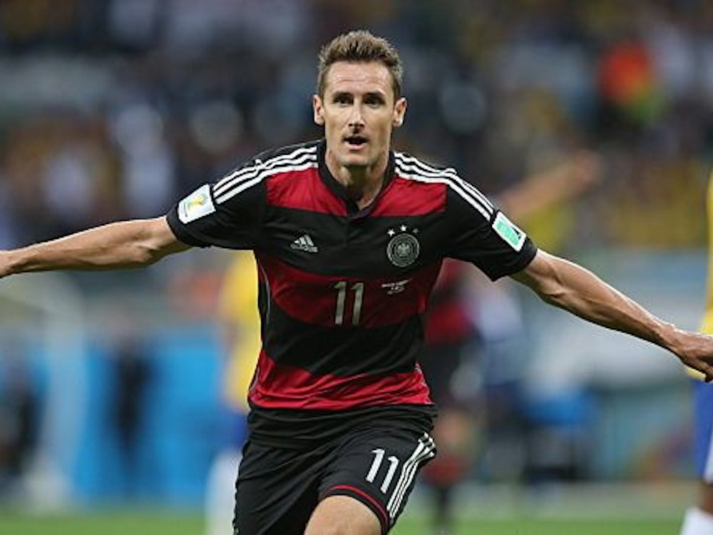 Klose bejubelt seinen Treffer gegen Brasilien mit ausgestreckten Armen.