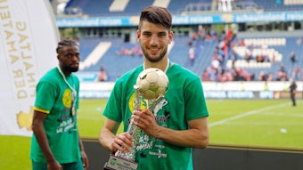 Er wechselt zu Borussia Mönchengladbach: Cagatay Kader, hier zu sehen am 21. Mai 2022 mit dem Niederrheinpokal in Duisburg, kommt vom SV Straelen in den Borussia-Park. Kader hält den Pokal in den Händen und lächelt in die Kamera.