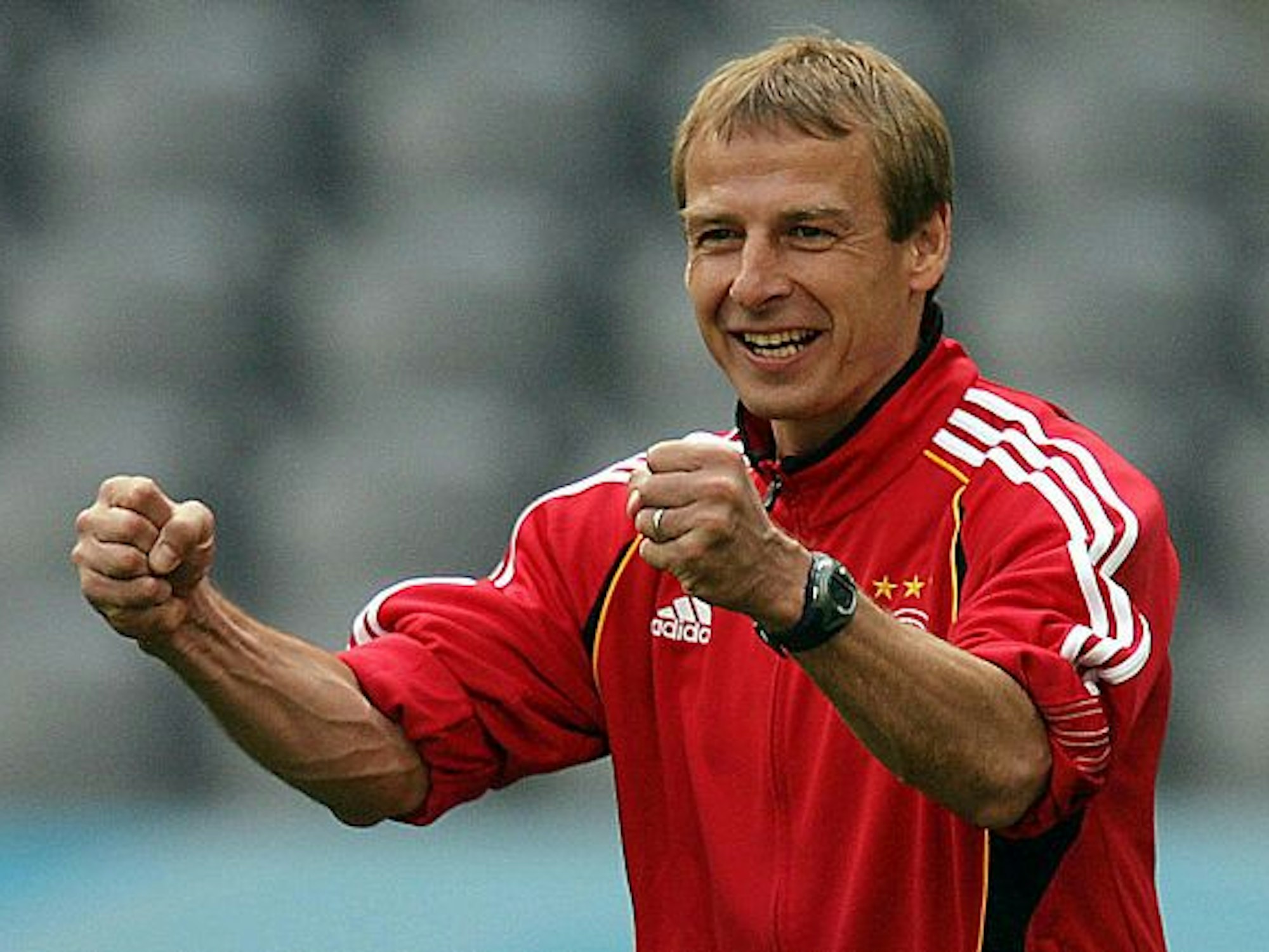 Jürgen Klinsmann ballt beide Fäuste und freut sich.