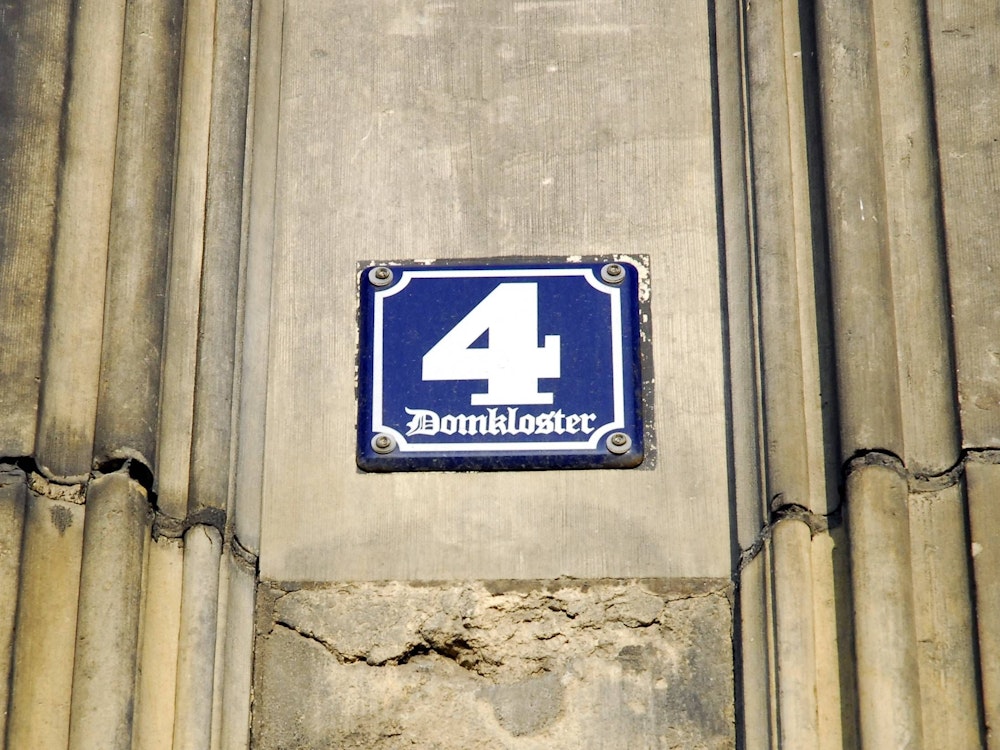 Die Hausnummer 4 des Kölner Doms steht direkt neben dem Hauptportal.