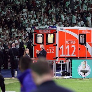 Ein Krankenwagen fährt durch das Olympia-Stadion Berlin