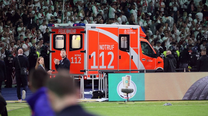 Ein Krankenwagen fährt durch das Olympia-Stadion Berlin