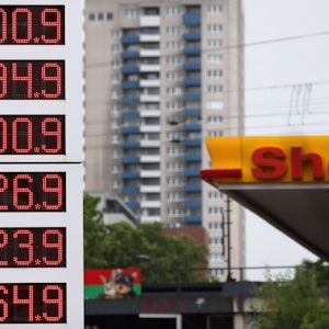 Die Spritpreise an einer Tankstelle in Köln am 8. Juni 2022.
