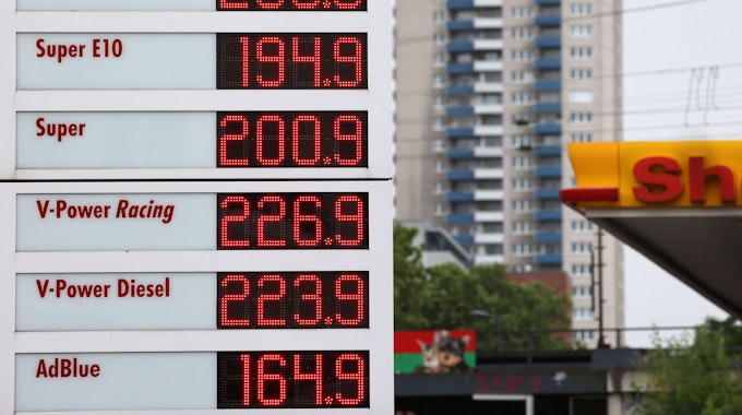 Die Spritpreise an einer Tankstelle in Köln am 8. Juni 2022.
