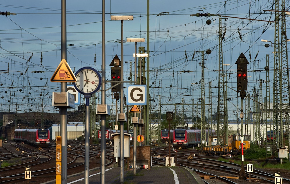 Blick auf die Gleise vor dem Hauptbahnhof in Dortmund (5. Mai 2015). Der Bahnhof musste aufgrund eines verdächtigen Gegenstandes vorübergehend gesperrt.