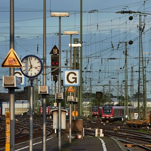 Regionalzüge stehen im Hauptbahnhof in Dortmund auf Abstellgleisen. Zu sehen sind unter anderem auch Oberleitungen und Warnschilder, die vor dem Betreten der Bahnanlage warnen.