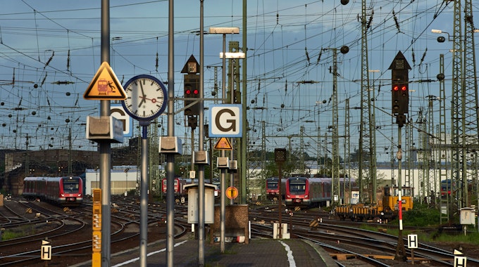 Regionalzüge stehen im Hauptbahnhof in Dortmund auf Abstellgleisen. Zu sehen sind unter anderem auch Oberleitungen und Warnschilder, die vor dem Betreten der Bahnanlage warnen.