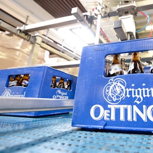 Eine Kiste Oettinger-Bier steht in unserem Archivbild (2014) in der Oettinger-Brauerei in Braunschweig auf einem Transportband. Am Standort in Mönchengladbach nimmt die Privatbrauerei nun Änderungen vor.