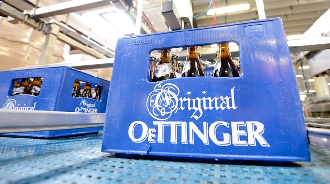 Eine Kiste Oettinger-Bier steht in unserem Archivbild (2014) in der Oettinger-Brauerei in Braunschweig auf einem Transportband. Am Standort in Mönchengladbach nimmt die Privatbrauerei nun Änderungen vor.