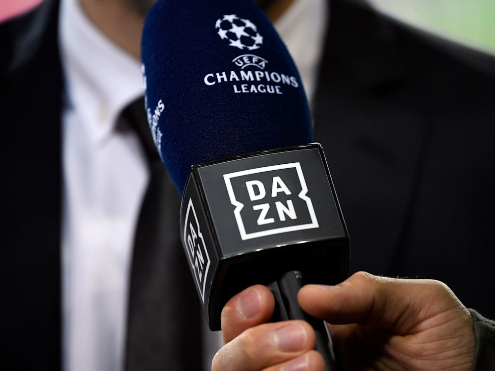 Ein Reporter hält am 28. November 2018 ein Mikrofon des Streamingdienstes DAZN während eines Interviews fest.