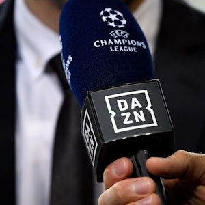 Ein Reporter hält am 28. November 2018 ein Mikrofon des Streamingdienstes DAZN während eines Interviews fest.