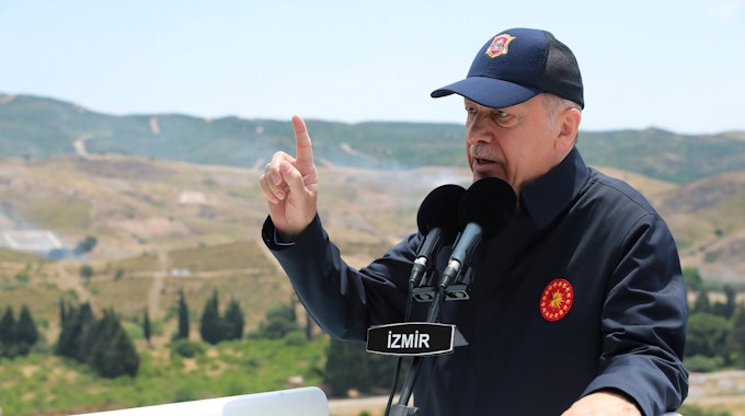 Der türkische Präsident Recep Tayyip Erdogan spricht am letzten Tag der Militärübungen, die am Donnerstag, dem 9. Juni, in Seferihisar in der Nähe von Izmir an der türkischen Ägäisküste stattfanden.Erdogan drohte Griechenland mit Eskalation.