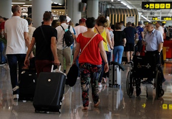 Menschen kommen am 4. Juni auf dem Flughafen von Palma de Mallorca an. Weder Flughäfen noch Airlines haben genug Personal, um dem Ansturm gerecht zu werden. Droht das Flugchaos im Sommer?