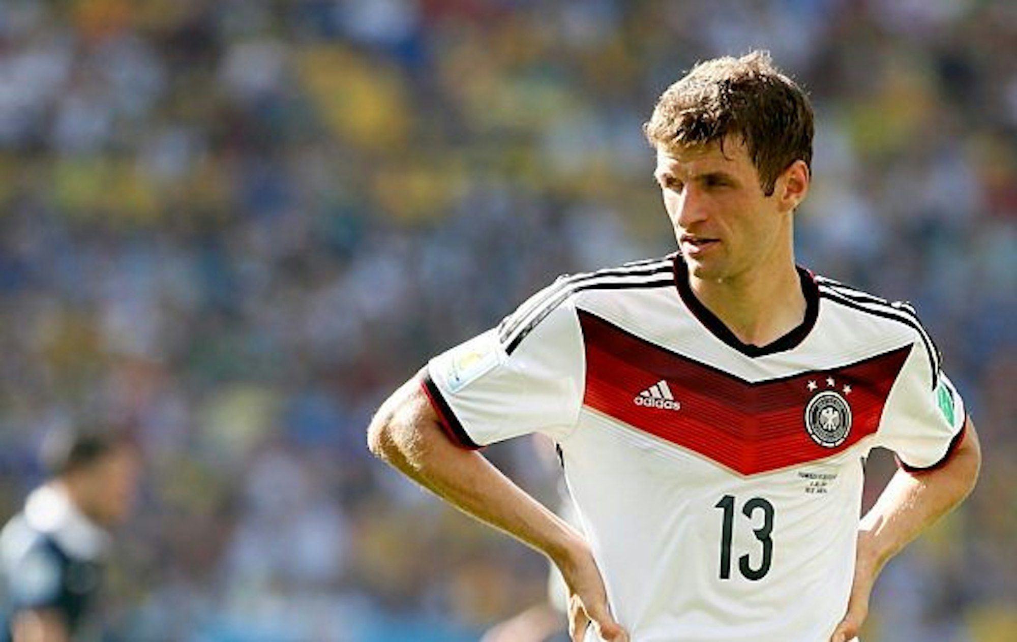 Thomas Müller schaut während des WM-Viertelfinales gegen Frankreich skeptisch über das Spielfeld.