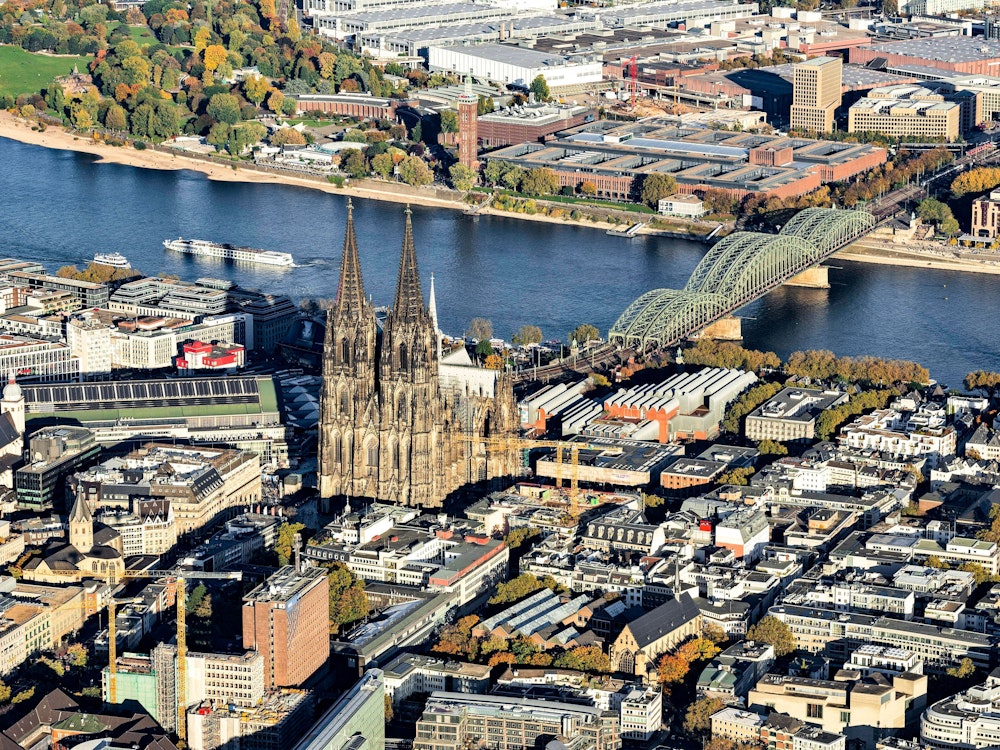 Der Kölner Dom, die Altstadt und die Hohenzollernbrücke von oben.