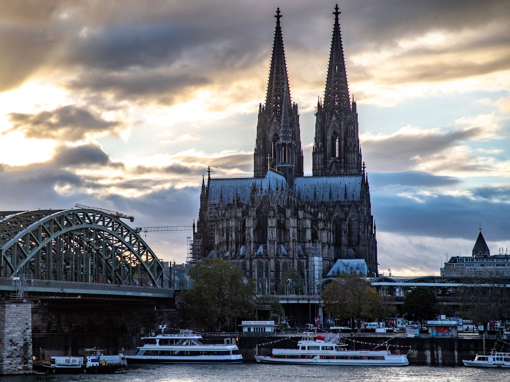 Blick auf den Kölner Dom und die Hohenzollernbrücke.