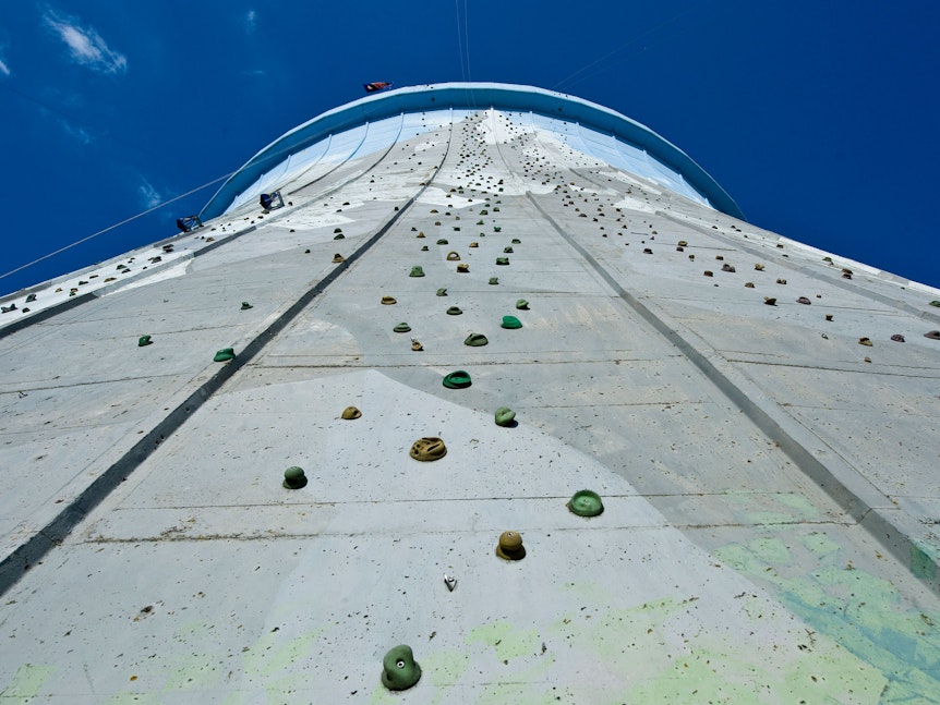 Die Kletterwand am ehemaligen Kernkraftwerk in Kalkar ist eine Besonderheit des Erlebnisparks.