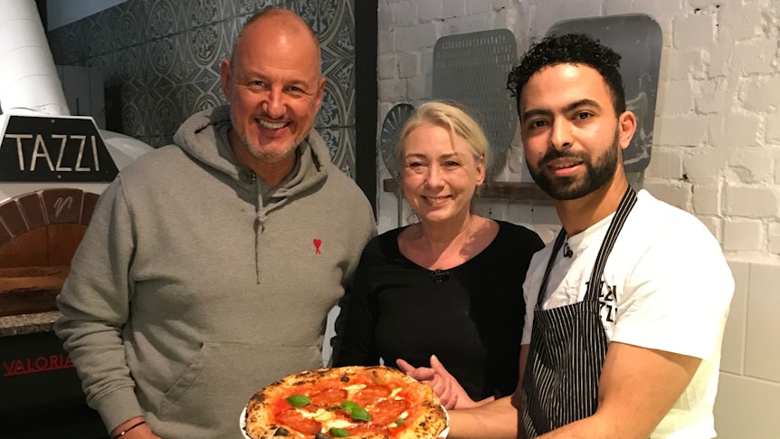 Profi-Pizzabäcker Giuseppe (rechts) brachte Nicole auf die Spur - sehr zur Freude von Frank Rosin.