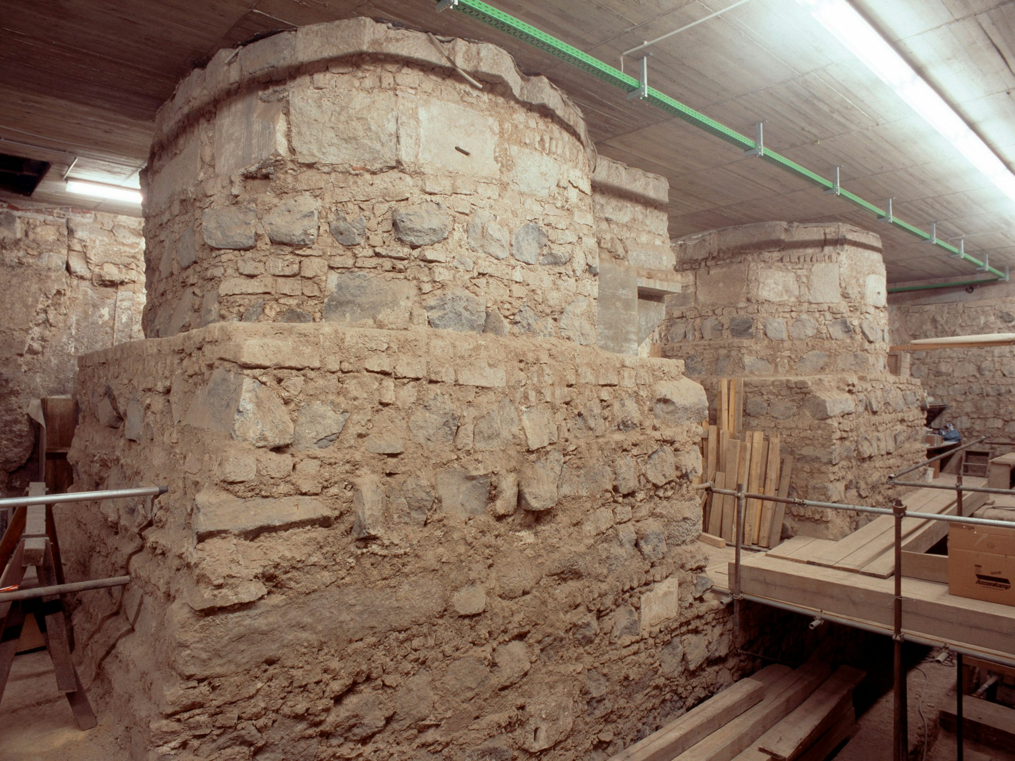Das Säulen-Fundament aus beigem Sandstein unter dem Kölner Dom.