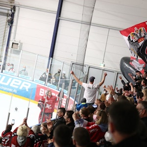 Die Kölner Fans feiern die Kölner Junghaie trotz Niederlage gegen die Junior-Eisbären Berlin