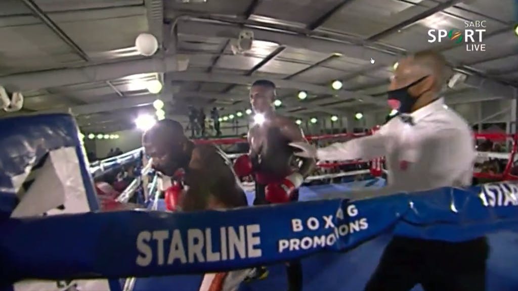 Der Boxer Simiso Buthelezi boxt desorientiert gegen die Ringecke anstelle seines Gegners.