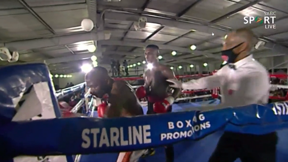 Der Boxer Simiso Buthelezi boxt desorientiert gegen die Ringecke anstelle seines Gegners.