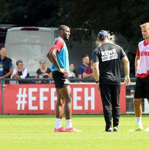 Steffen Baumgart spricht mit Anthony Modeste und Sebastian Andersson vom 1. FC Köln.