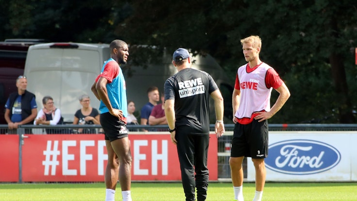 Steffen Baumgart spricht mit Anthony Modeste und Sebastian Andersson vom 1. FC Köln.