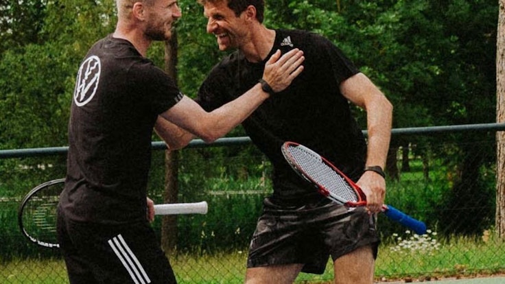 Timo Werner und Thomas Müller haben Spaß beim Tennis.