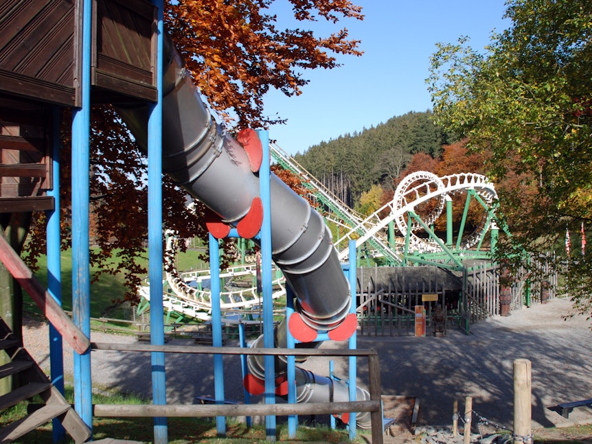 Freizeitparks in NRW wie das Fort Fun Abenteuerland haben schnelle Achterbahnen.