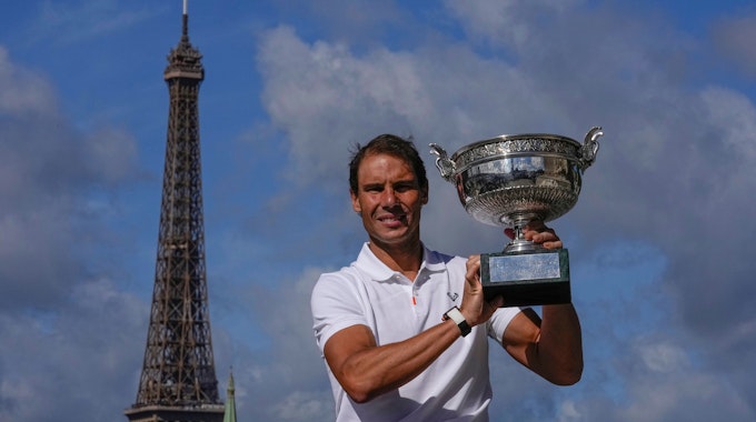 Rafael Nadal posiert in Paris mit dem French-Open-Pokal.