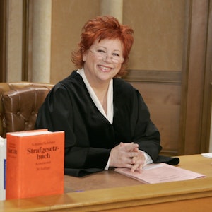 TV-Richterin Barbara Salesch, hier im Januar 2008, sitzt im Gerichtssaal.
