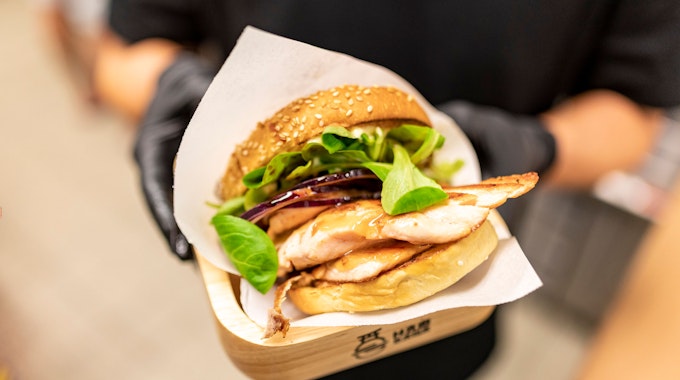 Der neue Spicysalmon Burger mit frischgebratenem Lachsfilet und Feldsalat im Burgerladen „Hambaga“ am Neumarkt.