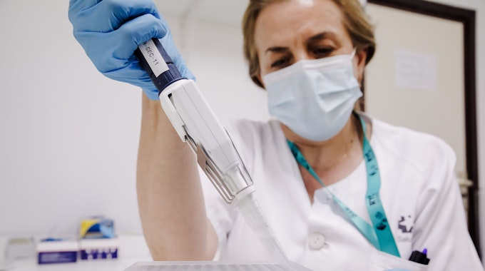 Eine Krankenschwester bereitet im Krankenhaus Ramon y Cajal in Madrid einen PCR-Tests zur Erkennung des Affenpockenvirus vor