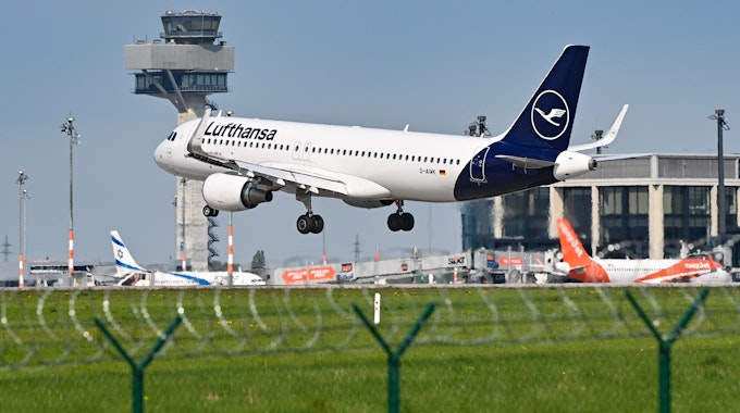 Ein Lufthansa-Flugzeug im Landeanflug auf den Hauptstadtflughafen BER in Berlin am 3. Mai 2022.