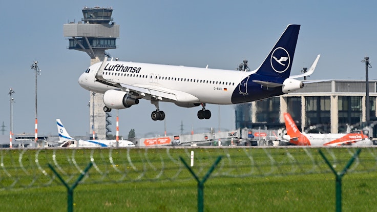 Ein Lufthansa-Flugzeug im Landeanflug auf den Hauptstadtflughafen BER in Berlin am 3. Mai 2022.