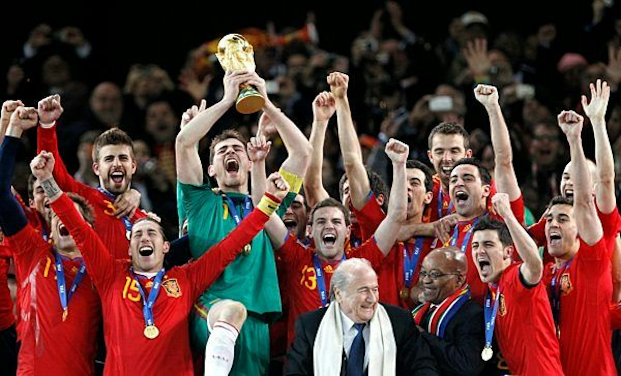 Spaniens Mannschaft bejubelt den WM-Sieg mit FIFA Präsident Blatter und Südafrikas Präsident Jacob Zuma.