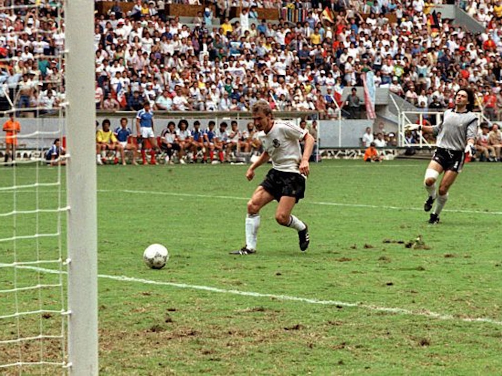 Rudi Völler schießt den Ball ins leere Tor. Hinter ihm steht der überspielte französische Keeper.