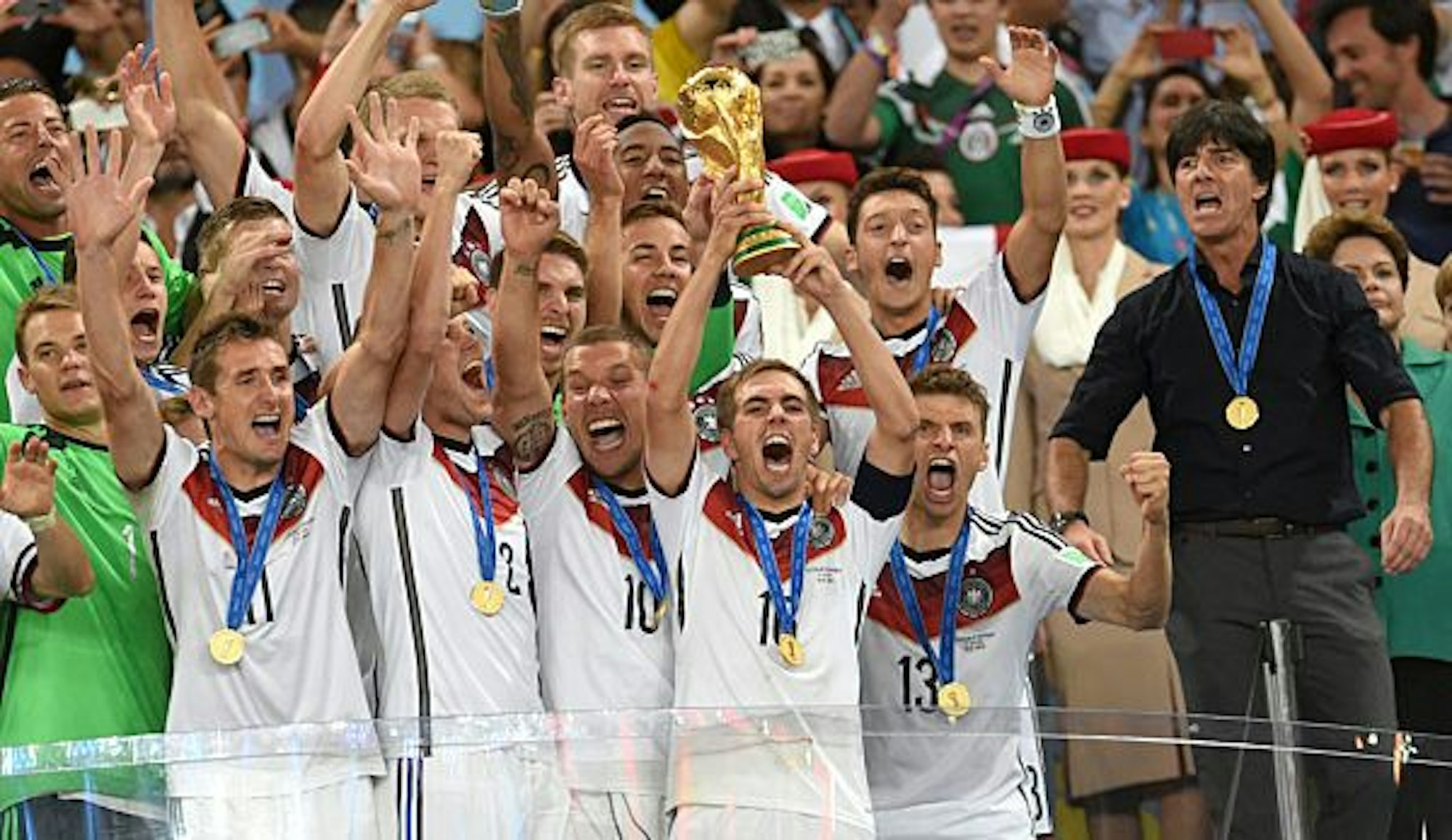 Die Deutsche Nationalmannschaft feiert den WM-Titel gegen Argentinien. Kapitän Lahm streckt den Pokal in die Luft.