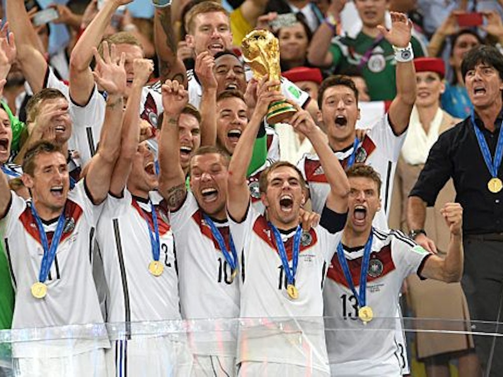 Die Deutsche Nationalmannschaft feiert den WM-Titel gegen Argentinien. Kapitän Lahm streckt den Pokal in die Luft.