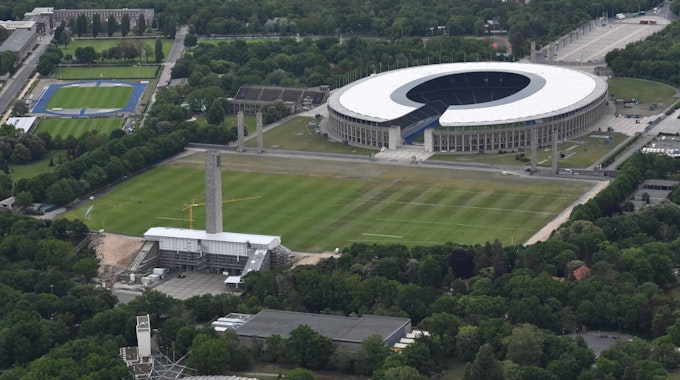 Das Maifeld in Berlin mit dem Glockenturm im Vordergrund und dem Olympiastadion im Hintergrund.