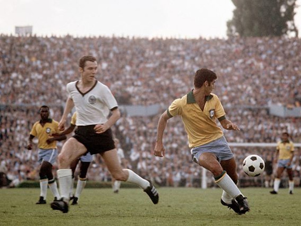 Franz Beckenbauer im Zweikampf gegen einen brasilianischen Angreifer.